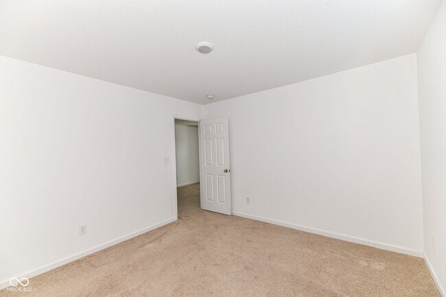 Building Photo - 5375 Maywood Dr