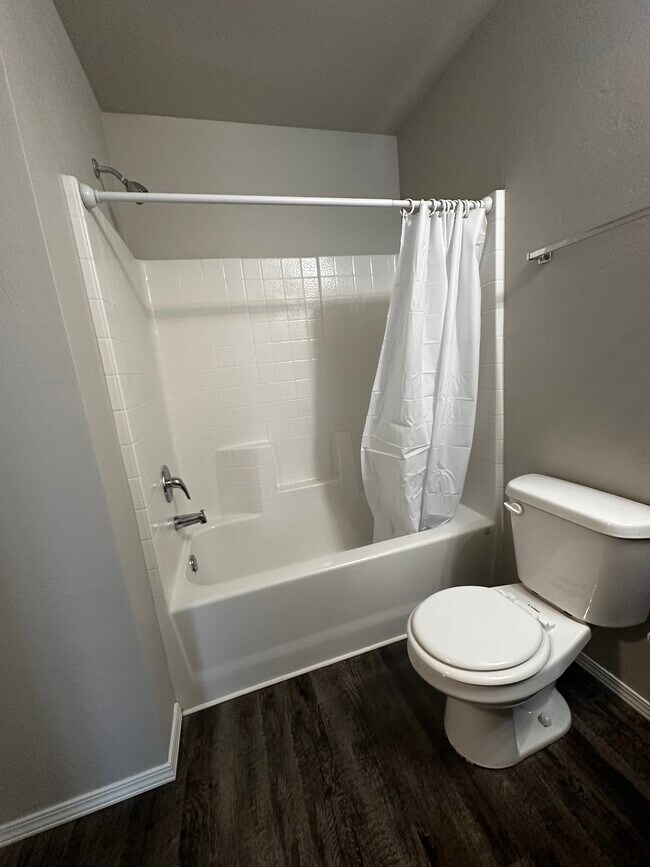 Main Bathroom - 1218 Flint Way
