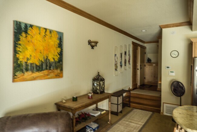 Building Photo - 807 Alder Ave