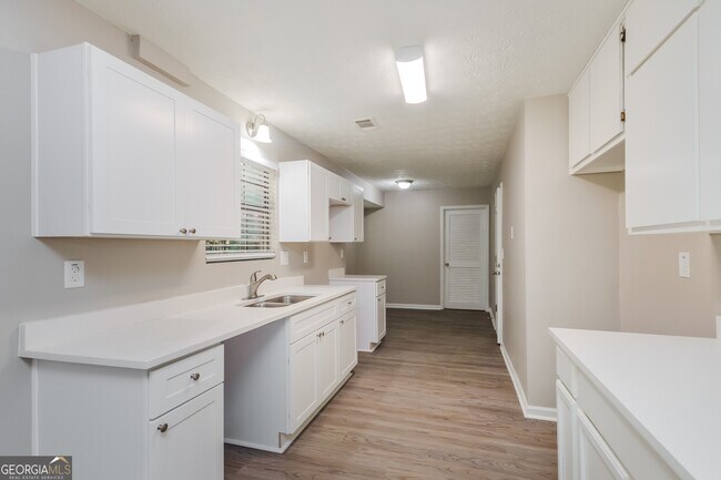 Building Photo - 4585 Old Lake Dr
