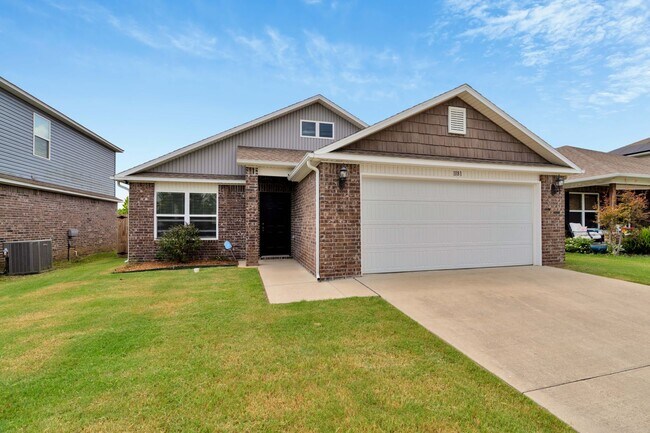 Building Photo - 3 Bed 2 Bath home mins away from the University!