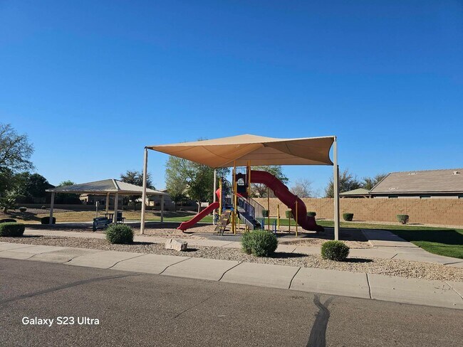 Building Photo - Well maintained 3 bedroom 2 bath charming home Free rent OAC