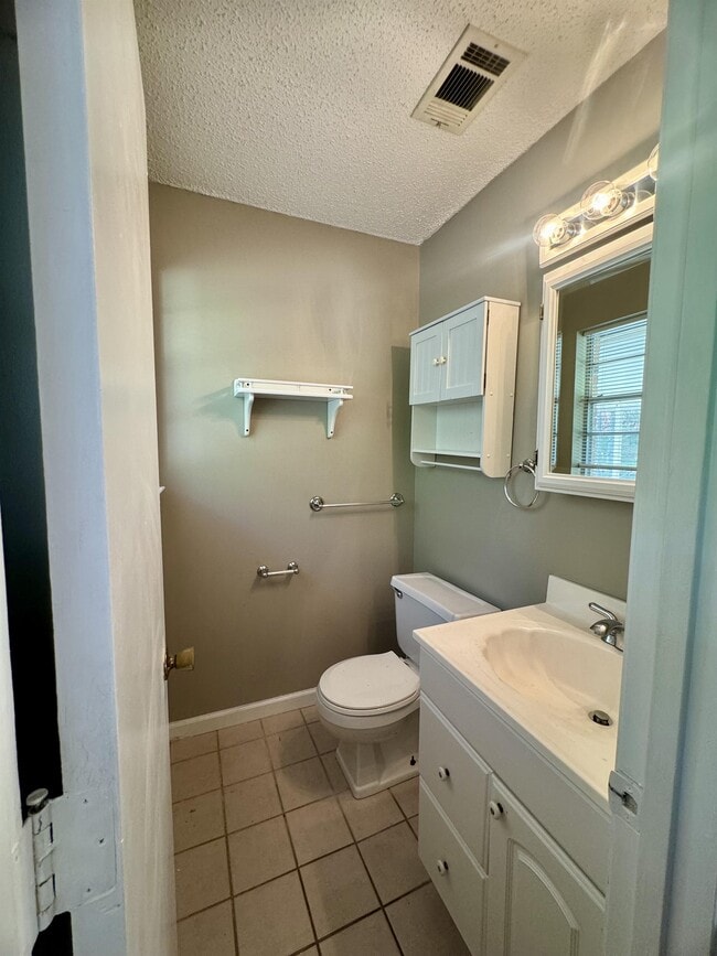 Building Photo - 2085 Trailwood Dr