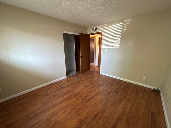 Building Photo - 3 Bedroom 2 Bath 8th and Dobson Mesa