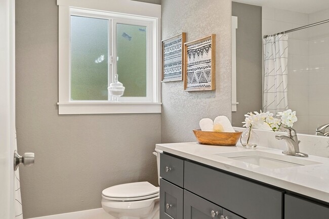Building Photo - 9110 Redmond-Woodinville Road NE-Unit 101