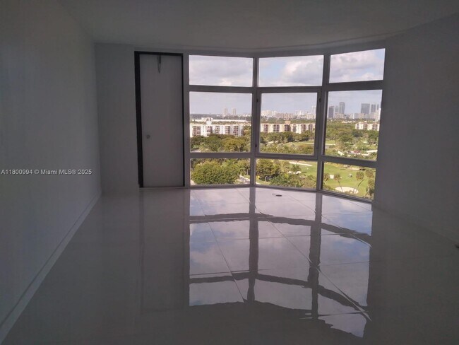 Building Photo - 20100 W Country Club Dr