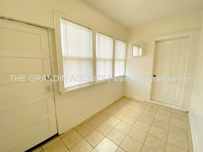 Building Photo - 909 13th St SE