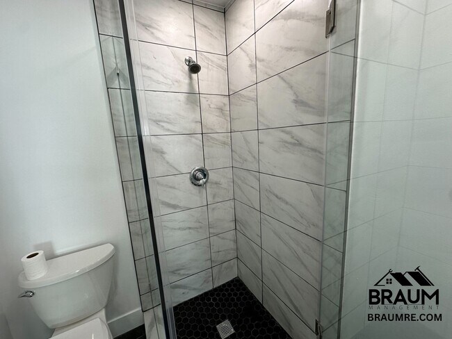 Building Photo - 1111 S Crest Dr