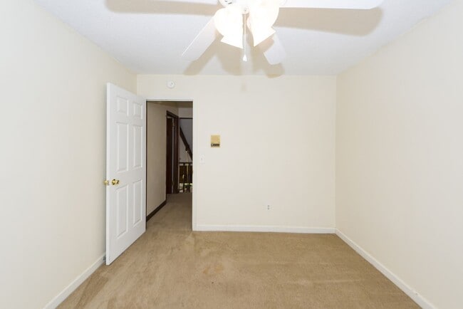 Building Photo - 5 Bedroom 3 Bath Home in Parkshore - Charl...