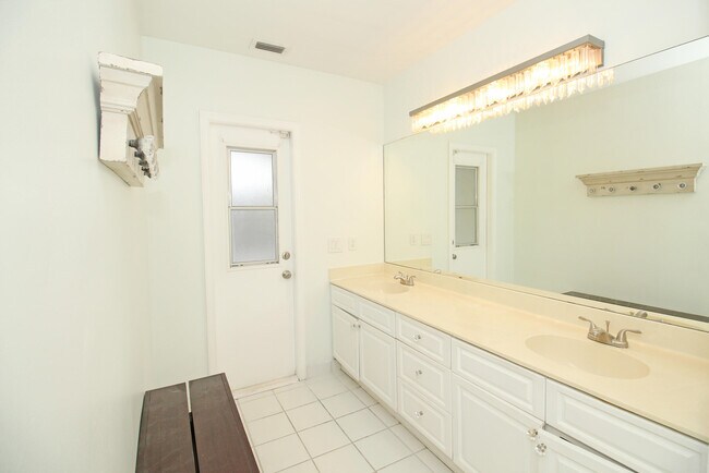 Building Photo - 896 Rose Ct