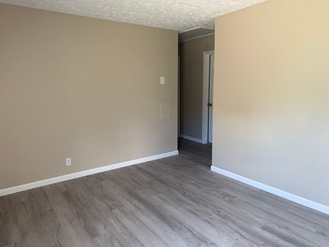 Building Photo - 2 bedroom, 1 bath