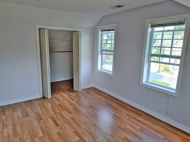 Building Photo - 158 Baker St