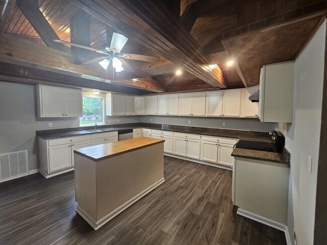 Building Photo - 1305 St Lawrence River Rd