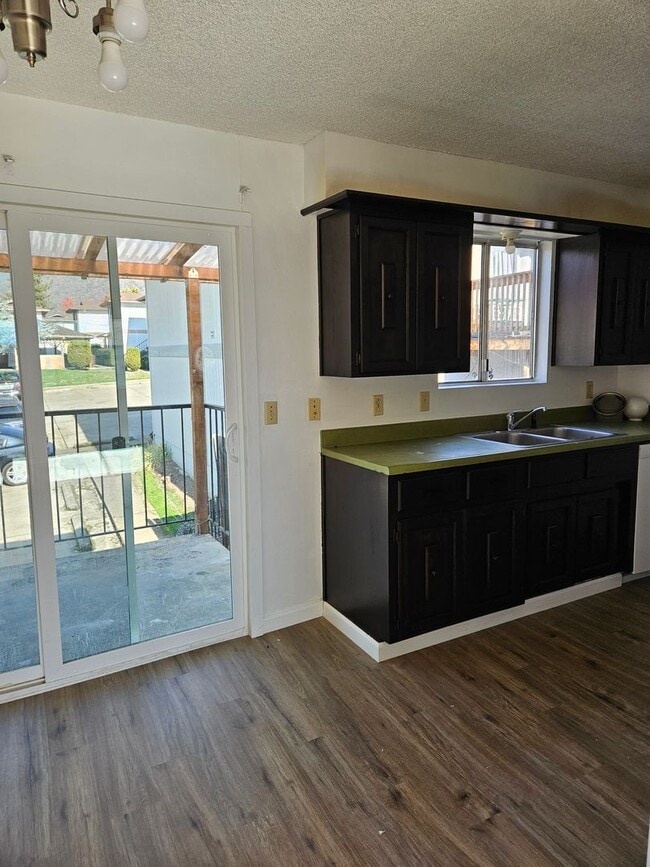 Building Photo - Great centrally located apartment!