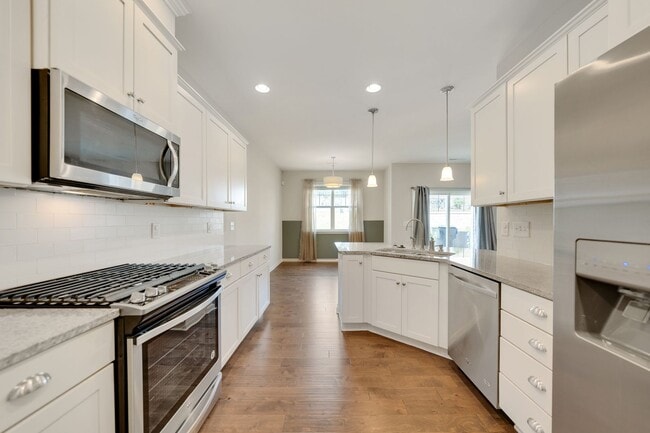 Building Photo - Beautiful 3bd/2.5ba Townhouse Available in Durham!