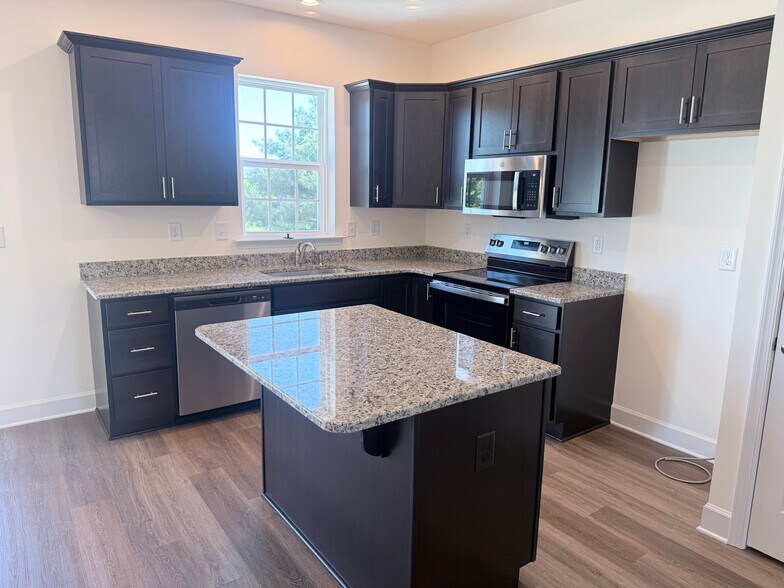 Building Photo - 3621 Fieldstone Dr