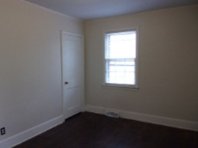 Building Photo - 517 S Jones Ave