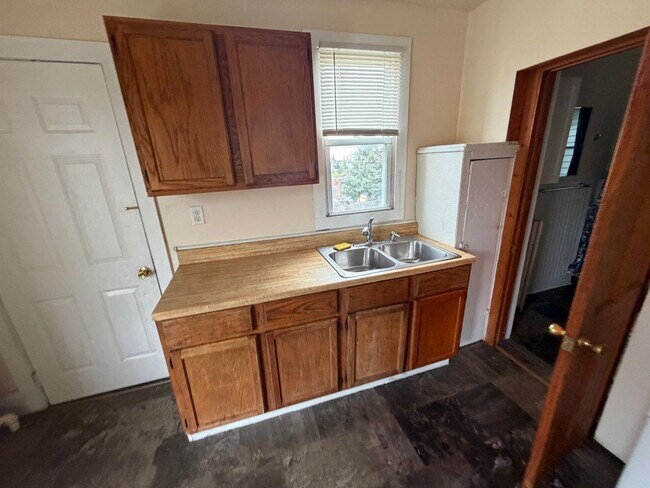 Building Photo - 454 N 28th St