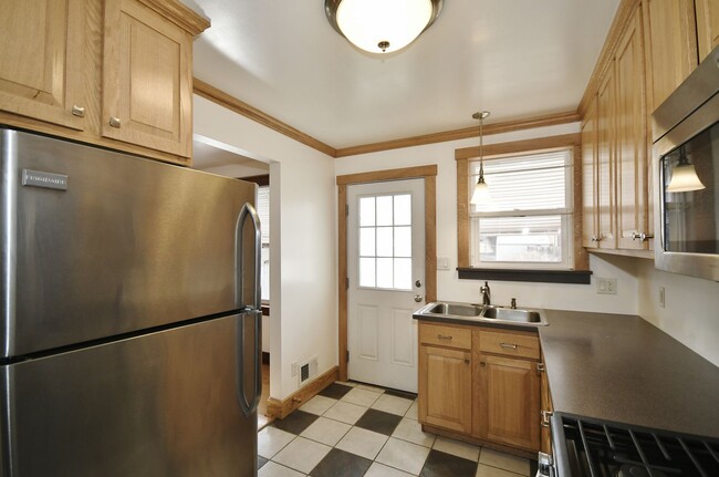 Building Photo - Charming 2-Bedroom Townhouse for Rent in C...