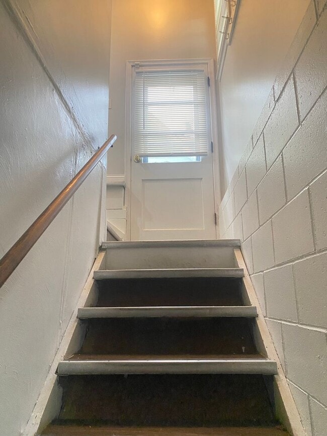 Building Photo - Beautiful 3 bed 1 bath house, over sized driveway, garage and fenced in back yard $1795