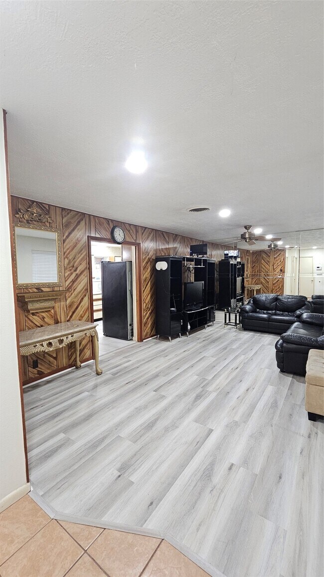 Building Photo - 1715 Pecan Ln