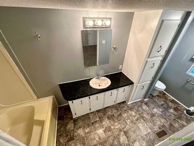 Building Photo - 3 Bedroom Mobile Home! Available NOW! Midd...