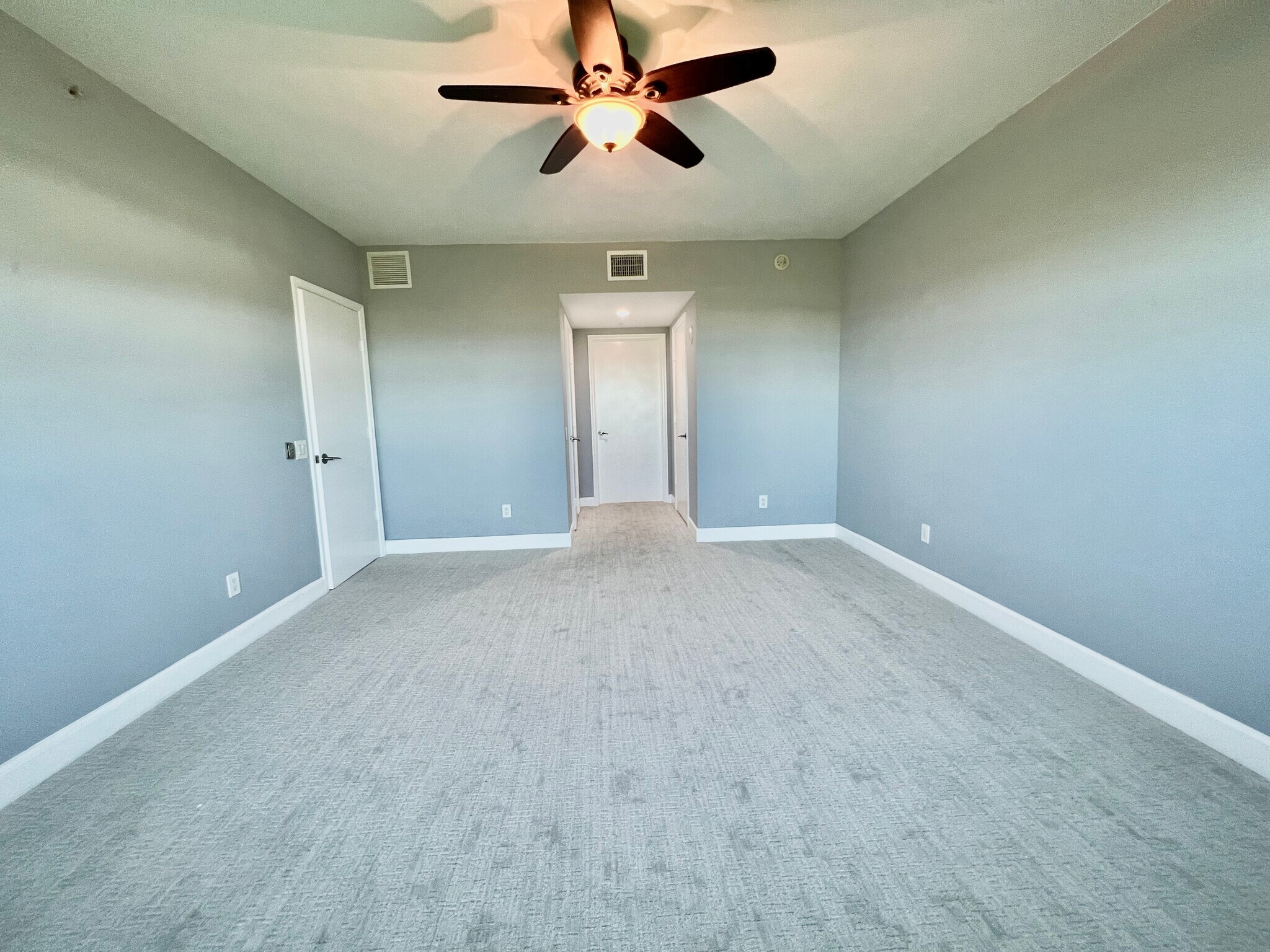 Building Photo - 14951 Royal Oaks Ln