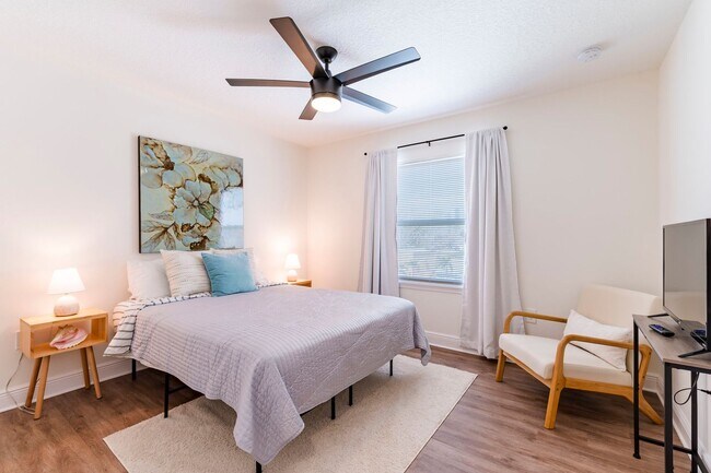 Building Photo - Fully Furnished + Utilities Included Beach...