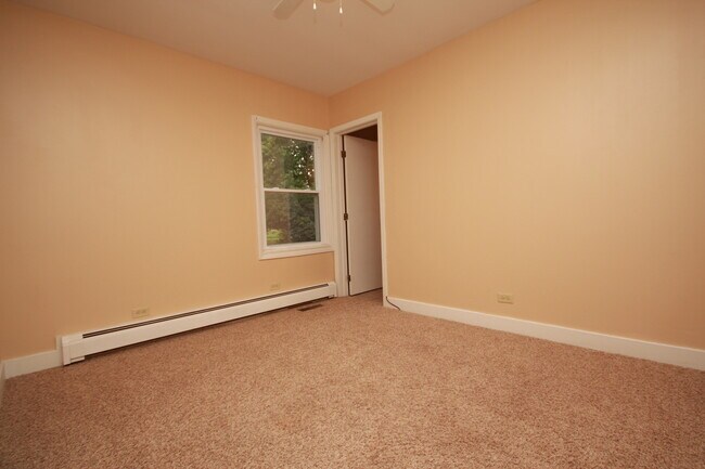 Building Photo - Updated home on 1 acre lot