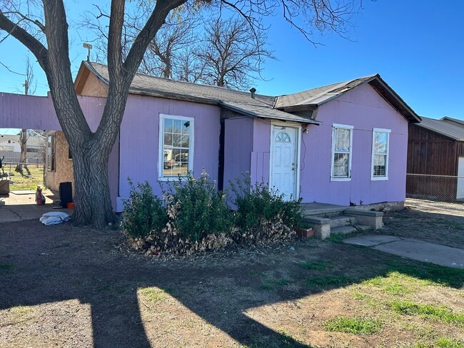 Building Photo - 903 W 8th St