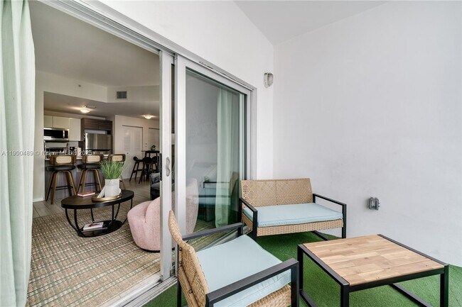 Building Photo - 481 NE 29th St