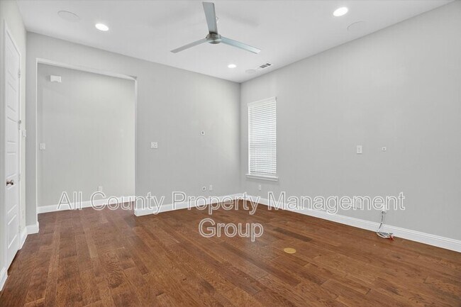 Building Photo - 6330 Oakbend Cir