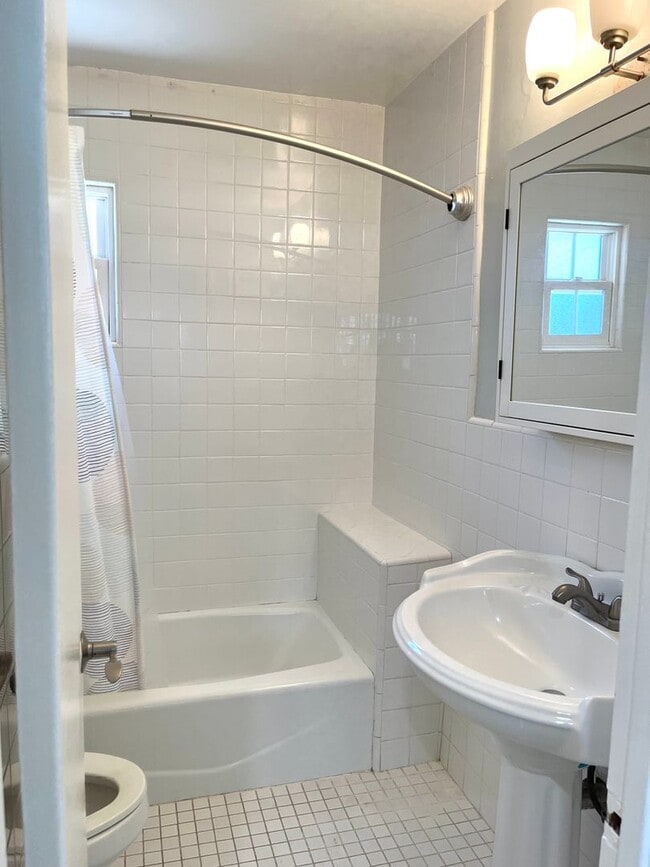 Building Photo - Modern 2BR/2BA house in North Inglewood