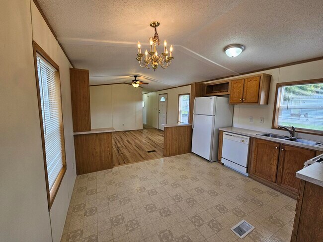 Building Photo - 208 Maverick Ln