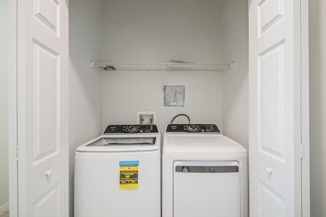 Building Photo - Spacious 3/2 Condo in the Gated Oakwater Community with Single Car Garage! Brand new carpets and ...