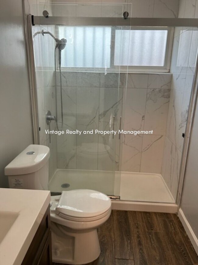 Building Photo - This Updated 2 Bedroom Duplex Is Ready to ...