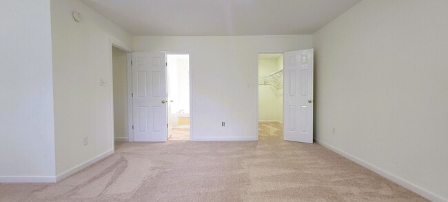 Building Photo - Large traditional colonial in Chester with...