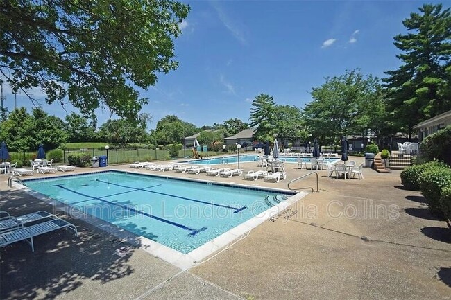 Building Photo - 725 Ridgeside Dr