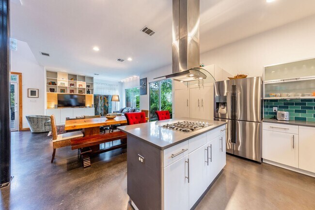 Building Photo - Gorgeous Fully Furnished Home in Brentwood...