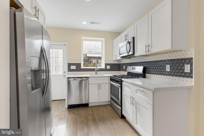 Building Photo - 2124 Sigel St