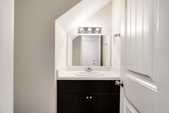 Building Photo - 2850 Lindenwood Run