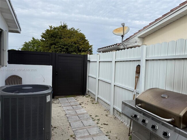 Building Photo - 9370 SW 57th Terrace