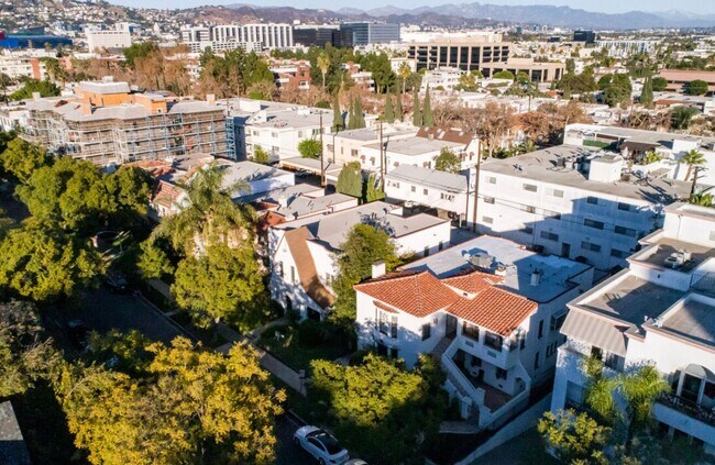 Building Photo - 132 N La Peer Dr