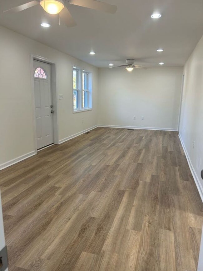 Building Photo - 1914 W Oakland Ave