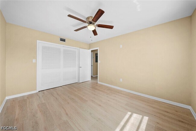 Building Photo - 275 Lakeview Dr