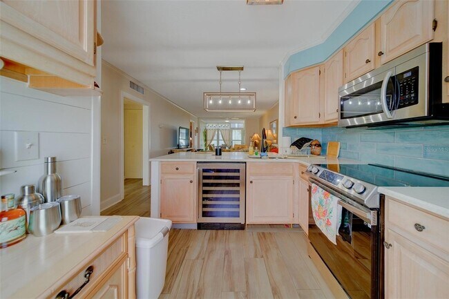 Building Photo - 13827 Mission Oaks Blvd