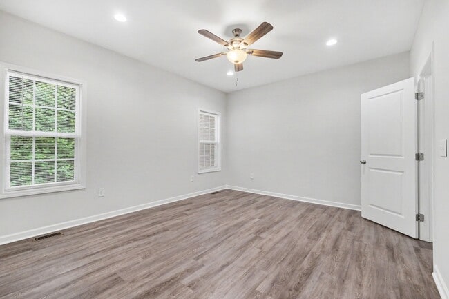 Building Photo - 324 N Milford Dr
