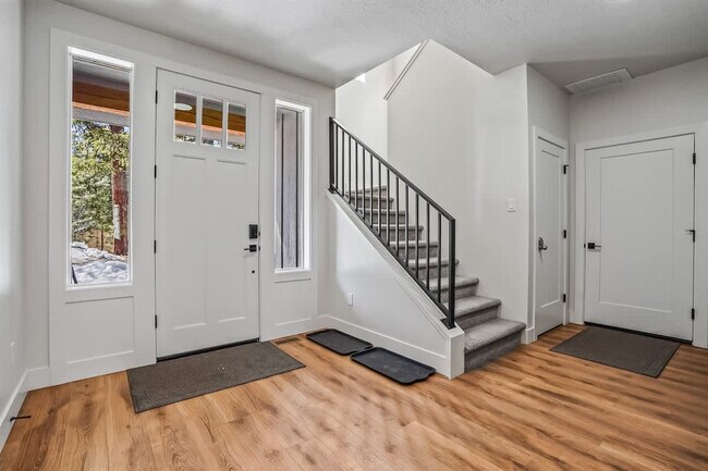 Building Photo - 1013 Yew Wood St