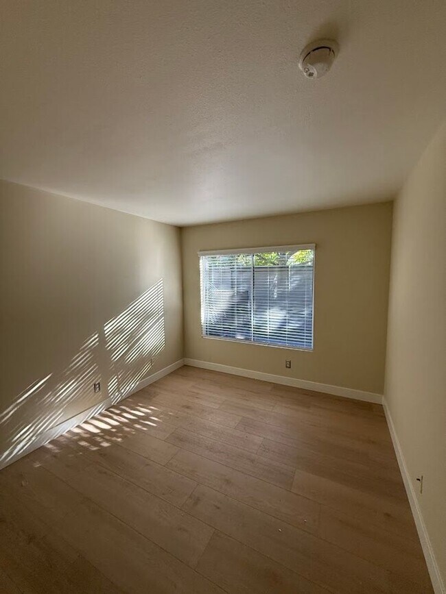 Building Photo - Beautiful 3 Bedroom 2 1/2 Bathroom Granada Hills Townhouse! Must See! Ready For Move-In!