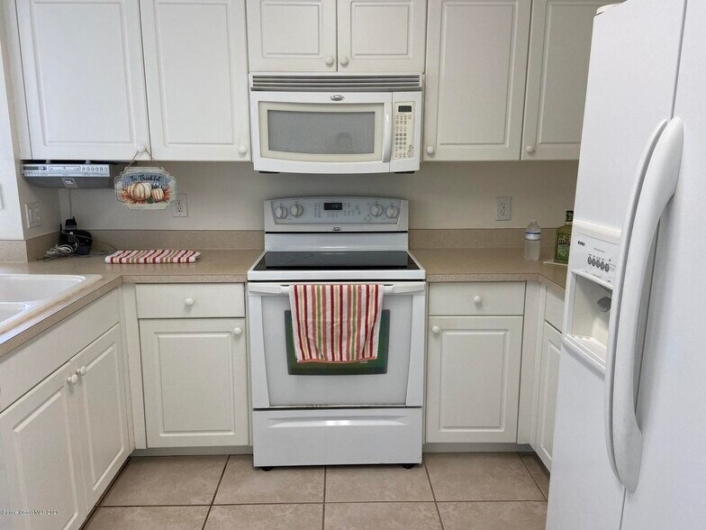 Kitchen - 1120 Luminary Cir